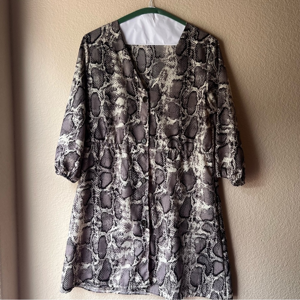 Snake print Vneck button up quarter sleeve dress size M